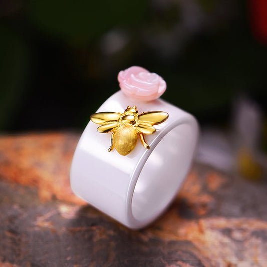 Deja Veux Jewelry Bee Kiss from a Rose Ceramic Ring  Metals Type: 925 Sterling Silver / 18K Gold plated Item Weight: About 11.27g Size: 6, 7, 8 Material of the Rose Flower: Natural Shell Material of the Ring Body: Ceramic